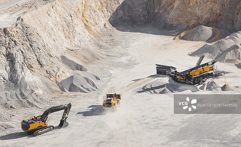 尘土飞扬的采石场图片素材