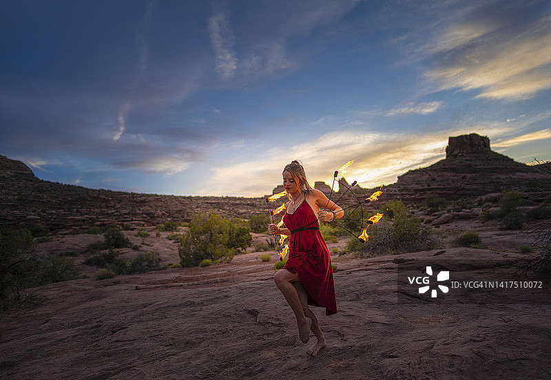 玩火的年轻女人图片素材