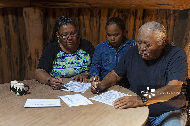 提前投票：一家人在霍根小屋的桌旁图片素材