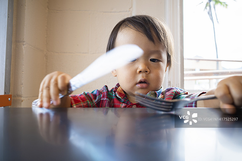 男婴玩餐具图片素材