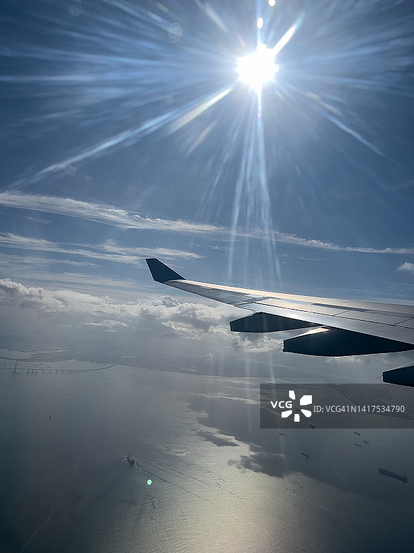 飞行途中飞机舷窗视角图片素材