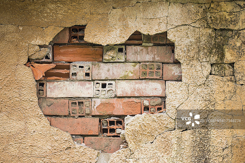 破损墙壁上的心形图片素材