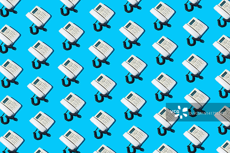 蓝色背景上的白色复古电话图案图片素材