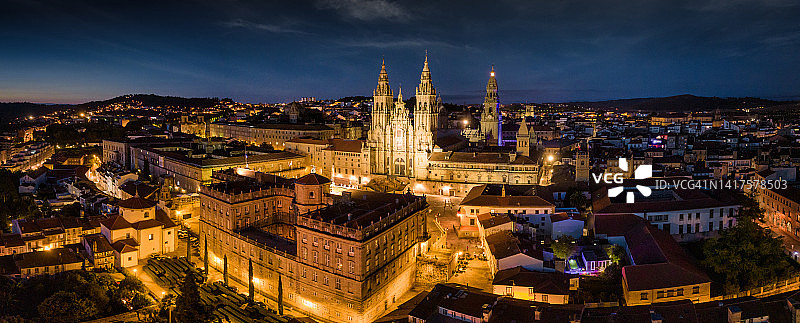 西班牙圣地亚哥大教堂夜晚全景图片素材