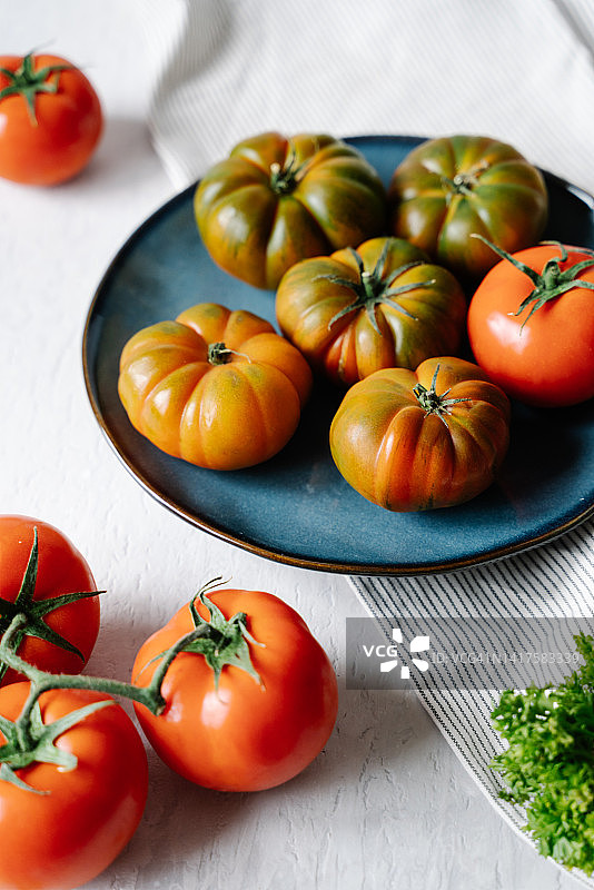 一碗番茄，带有洒在乡村木质表面的自然光图片素材