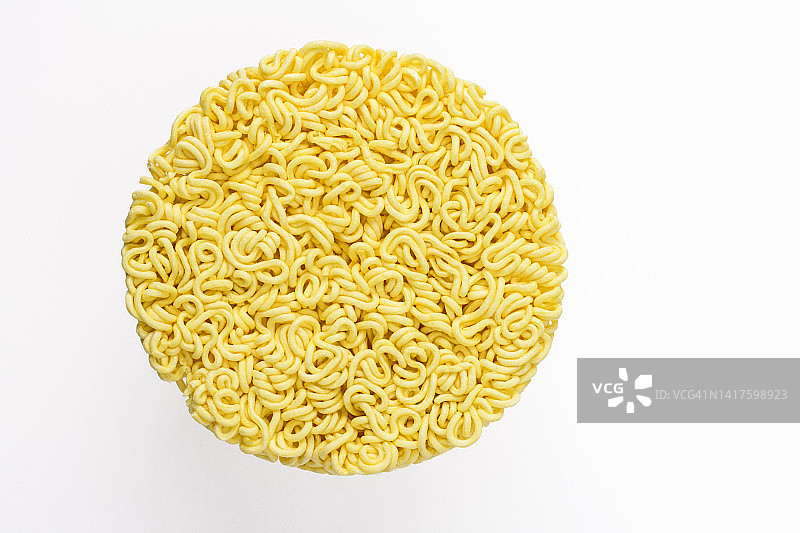 白色背景上的干燥未煮熟的方便面图片素材