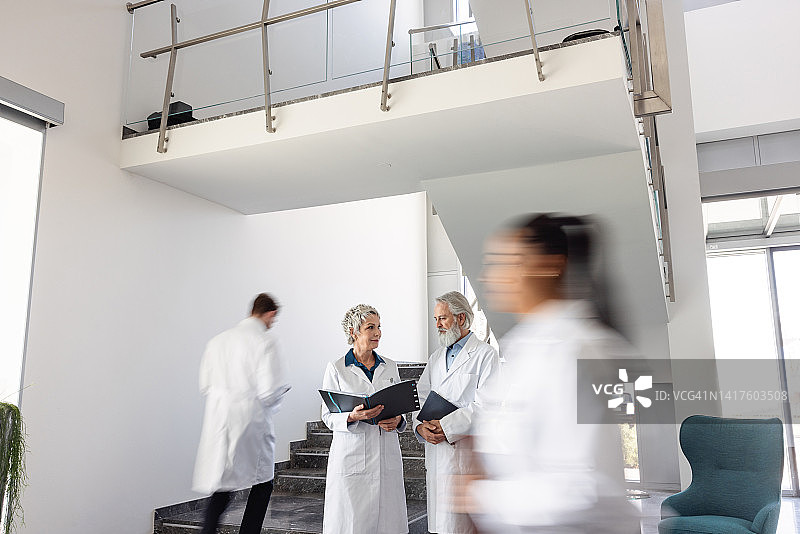 医生在走廊里交谈图片素材