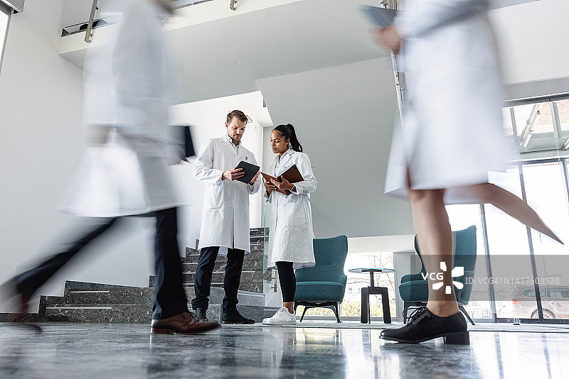 医生在走廊里交谈图片素材