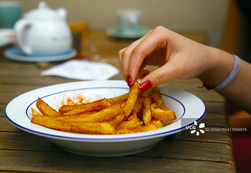 在巴黎吃炸薯条图片素材