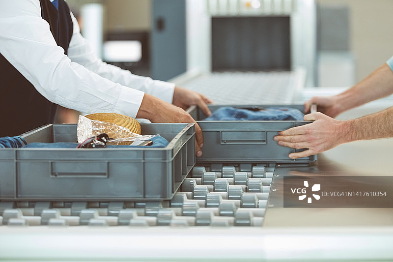 男人给保安递送容器图片素材