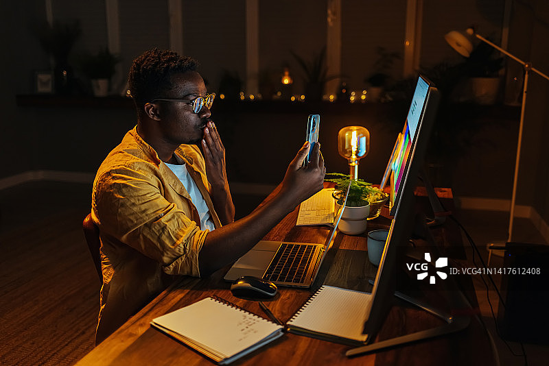 在智能手机上自拍的快乐男子图片素材