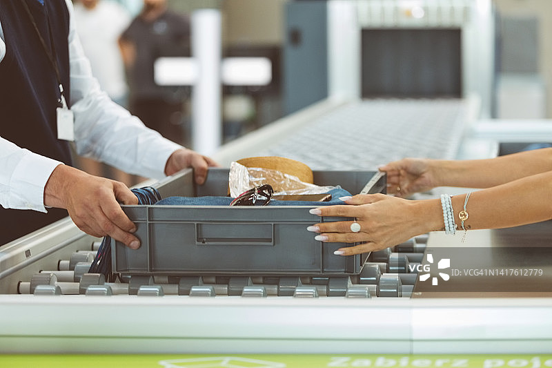 女人给保安送容器图片素材