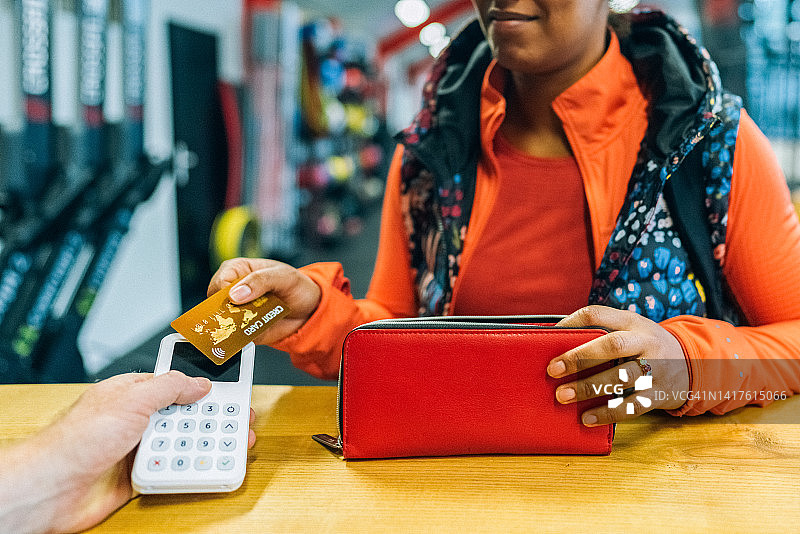 在健身房非接触式支付的女人图片素材