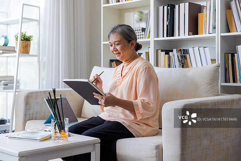 女子在线学习新知识图片素材
