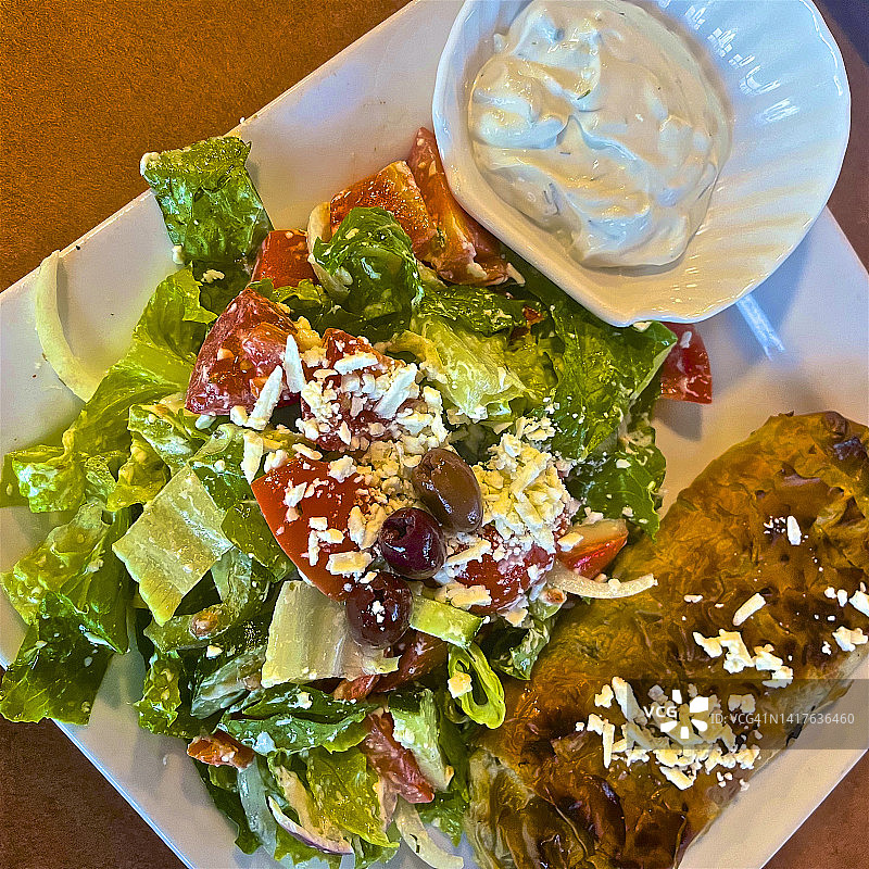 希腊沙拉和菠菜派图片素材