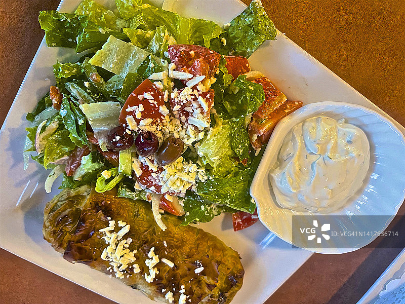 希腊沙拉和菠菜派图片素材