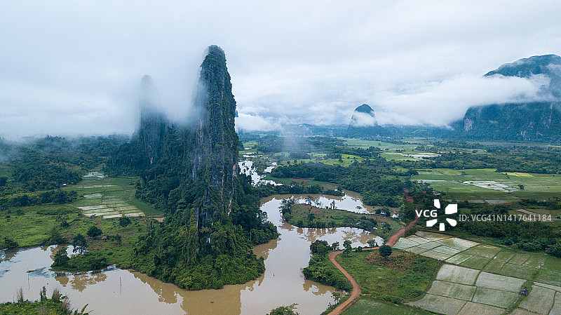 岩石山的壮丽航拍图图片素材