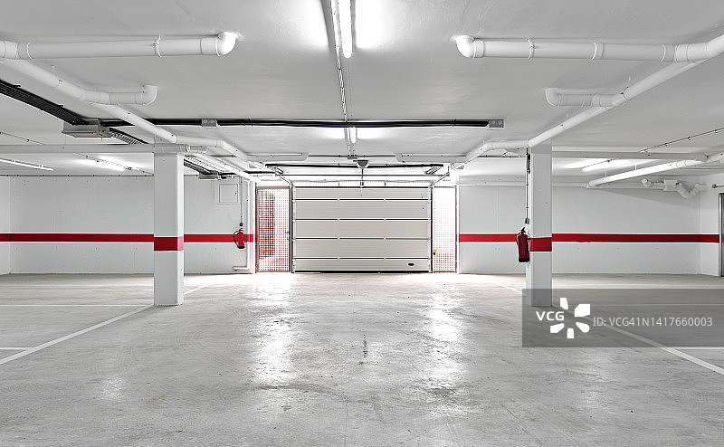 空的公共地下停车场图片素材
