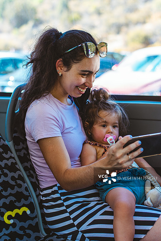 母女在手机上看视频图片素材
