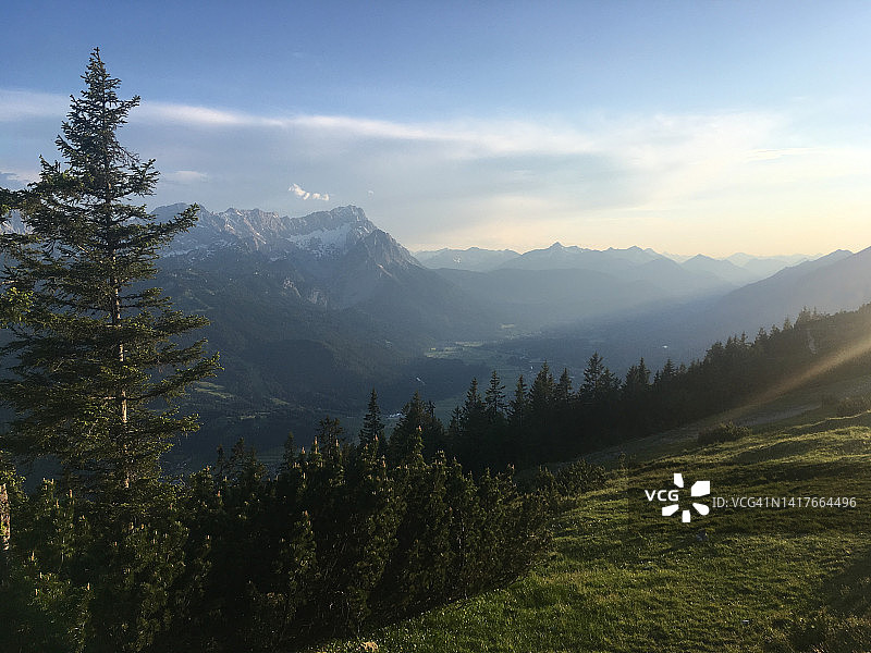 楚格峰和加米施-帕滕基兴的日落景观|德国巴伐利亚图片素材