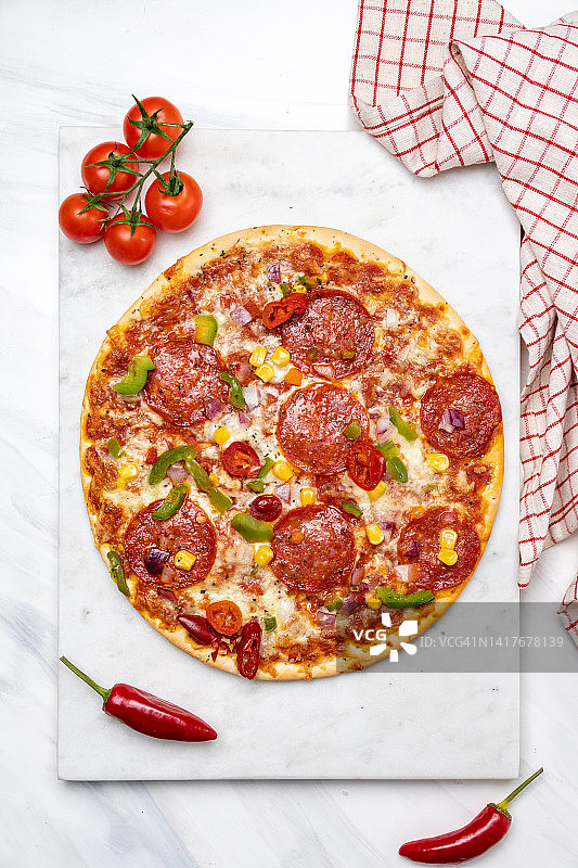 萨拉米蔬菜自制意大利辣香肠披萨图片素材