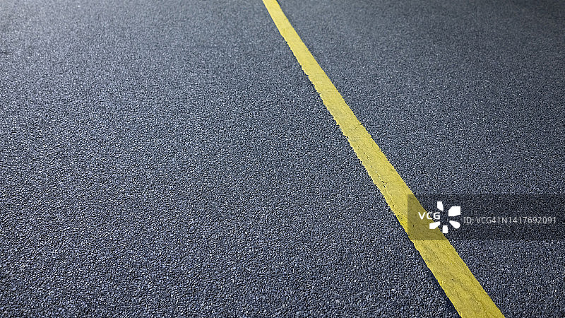 沥青路面上的黄色标线图片素材