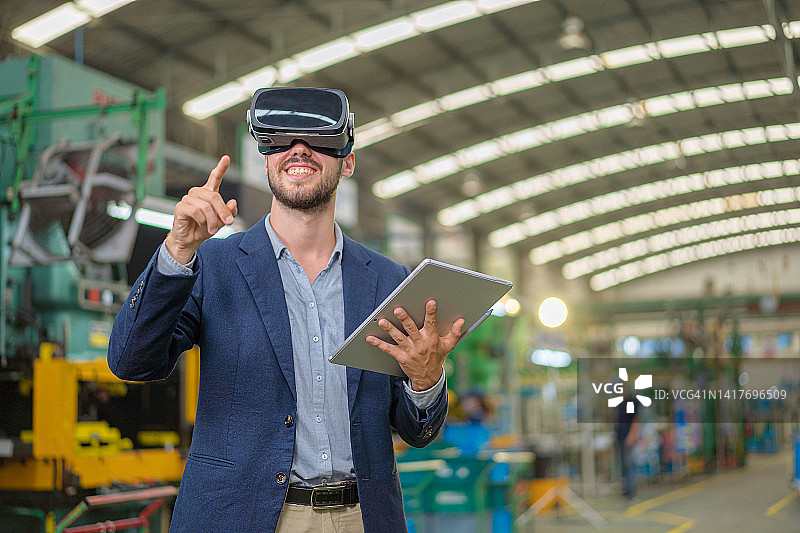 在工厂里站着戴VR眼镜的经理图片素材