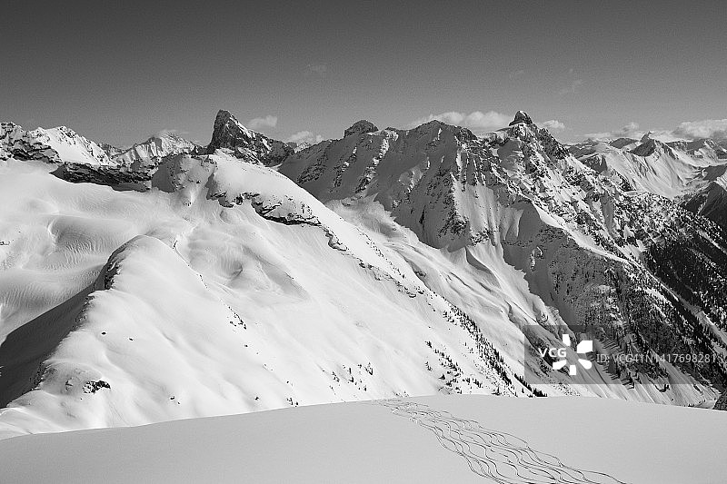 加拿大塞尔kirk山脉的雪山山脉图片素材