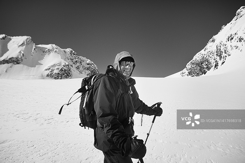 肖像微笑的老年男性登山者在雪山，塞尔柯克山脉，加拿大图片素材