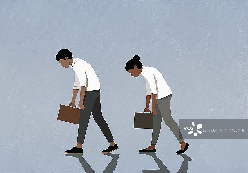 疲惫、沮丧的商务人士在蓝色背景下行走图片素材