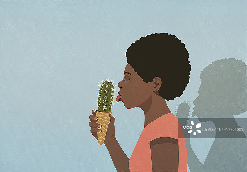 吃仙人掌冰淇淋的女人图片素材