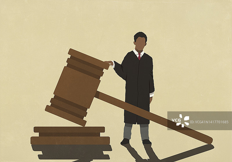 站在大木槌旁的男法官图片素材