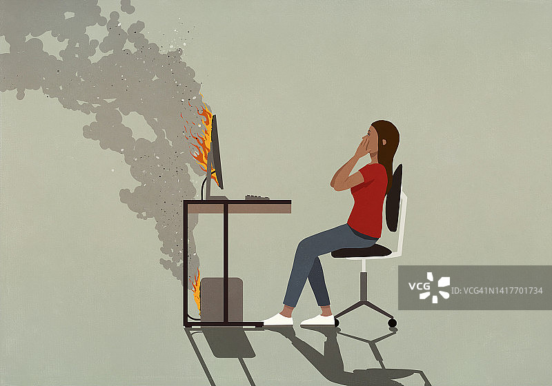 观看燃烧电脑的惊讶女子图片素材