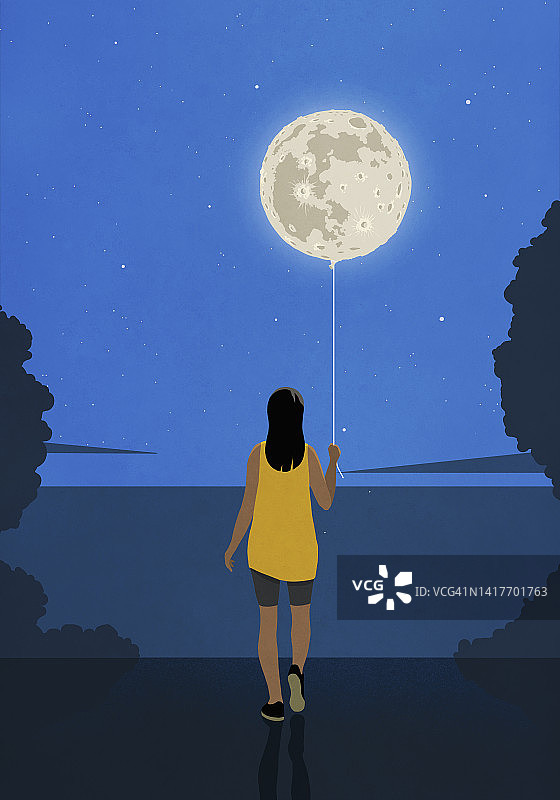 女人在宁静的夜晚手持挂着满月的绳子图片素材