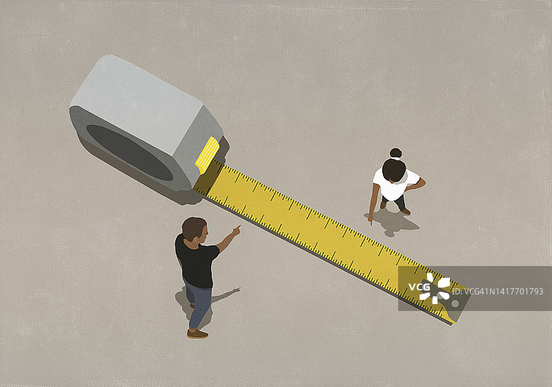 情侣拿着大型卷尺图片素材