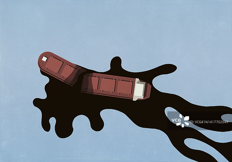 在海洋中泄漏石油的破裂油轮图片素材