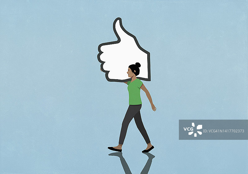 在蓝色背景上拿着社交媒体点赞按钮的女人图片素材