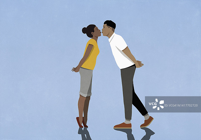 情侣在蓝色背景上亲吻图片素材