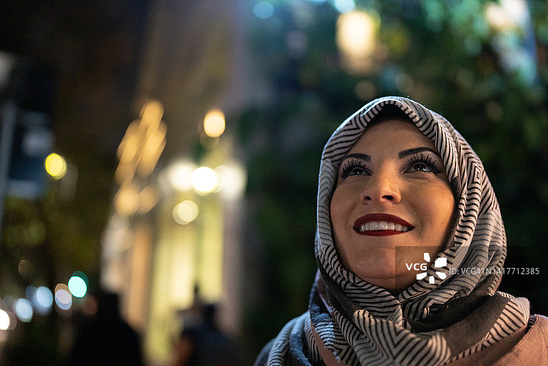 若有所思的中东妇女在户外眺望远方图片素材