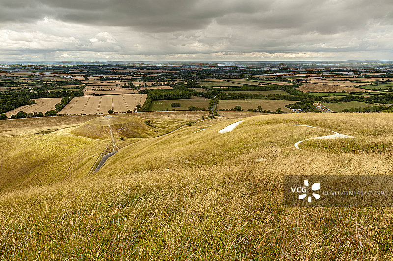 英国牛津郡阿芬顿，怀特霍斯山上眺望龙山图片素材