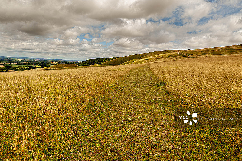 英国牛津郡Uffington的White Horse Hill小路图片素材