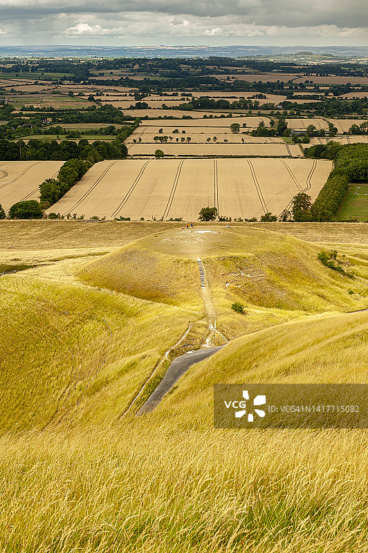 英国牛津郡阿芬顿，怀特霍斯山上眺望龙山图片素材