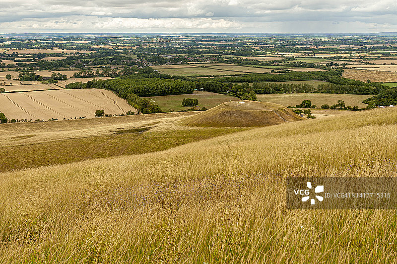 英国牛津郡阿芬顿，怀特霍斯山上眺望龙山图片素材