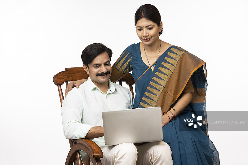 印度情侣使用笔记本电脑素材照片图片素材