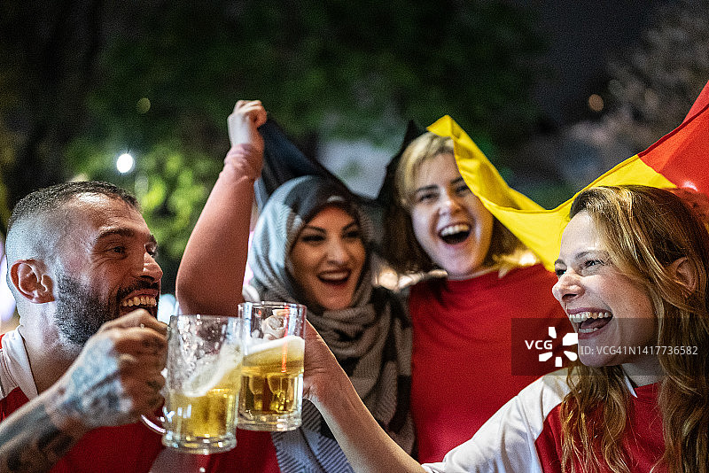 在户外庆祝的比利时体育迷图片素材