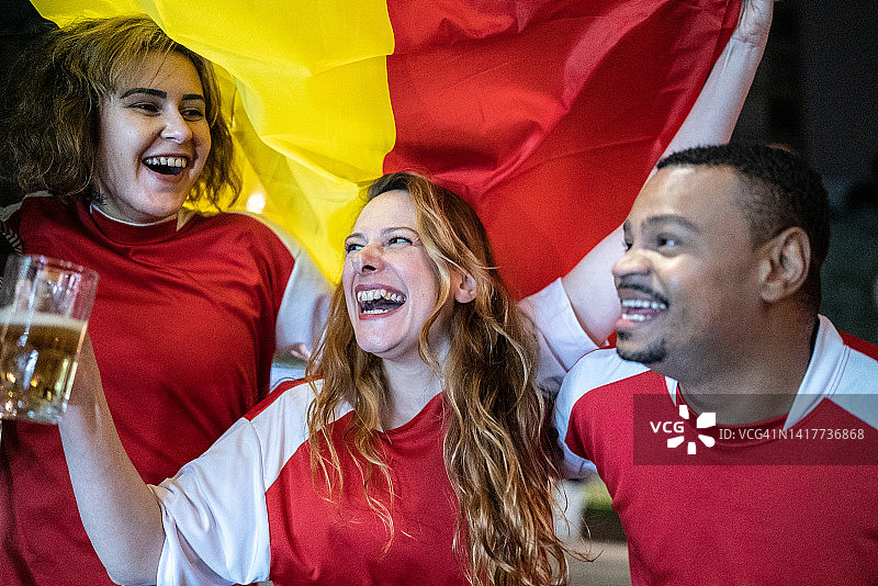 在户外庆祝的比利时体育迷图片素材