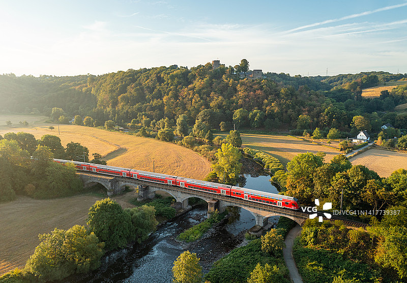 通勤列车过桥图片素材