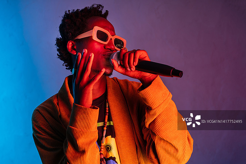 唱歌并用手势表达的非洲男人图片素材