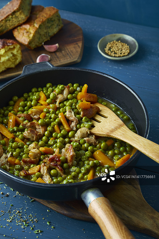 家常豌豆胡萝卜烩鸡肉图片素材