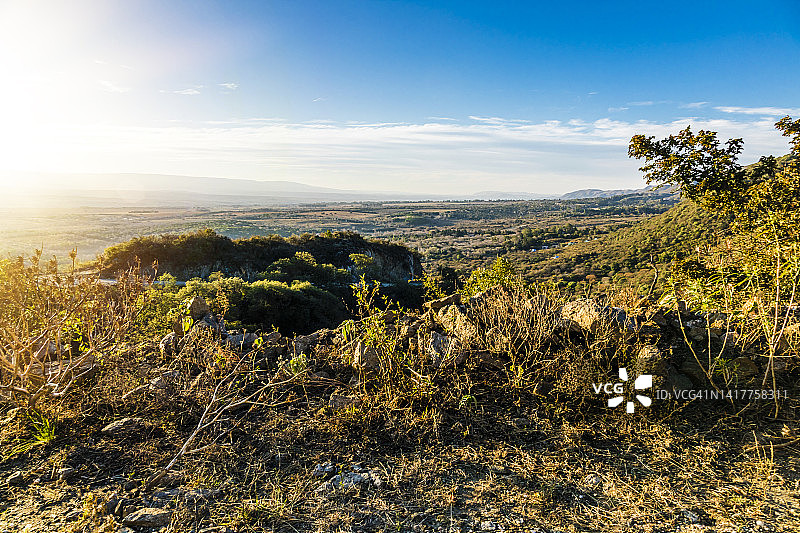 日落时分的村庄俯视图图片素材